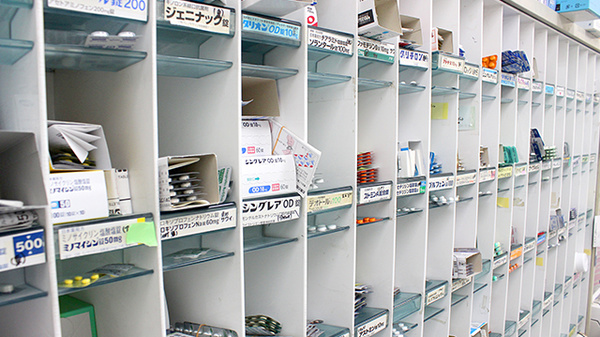 市原薬局　萩原店の薬棚