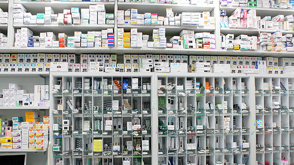 ウィング薬局戸塚富士橋店の薬棚