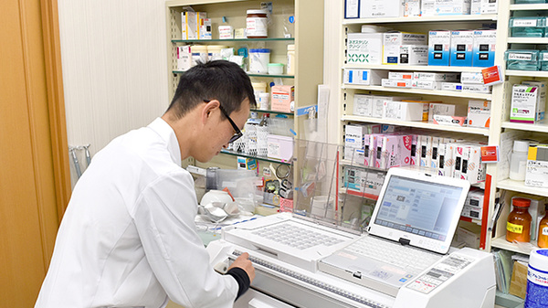 いしがせ薬局の作業風景