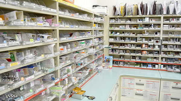 いしがせ薬局の薬棚