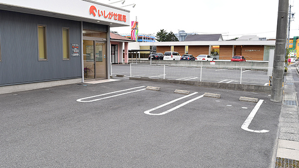 いしがせ薬局の駐車場