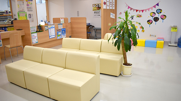 もろおか幸盛堂薬局の待合スペース