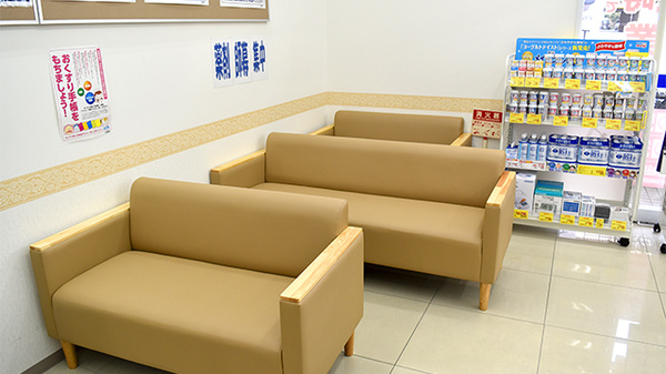 薬局ダックス城陽久津川店の待合スペース