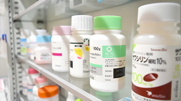 ほんまち薬局の薬棚