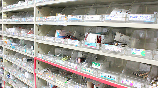 市原薬局の薬棚