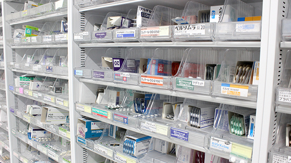 市原薬局 大芝店の薬棚