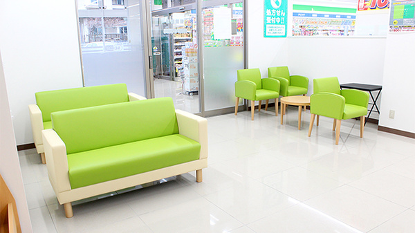 ドラッグセイムス青梅大門薬局の待合スペース