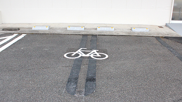 ドラッグセイムス青梅大門薬局の駐輪場