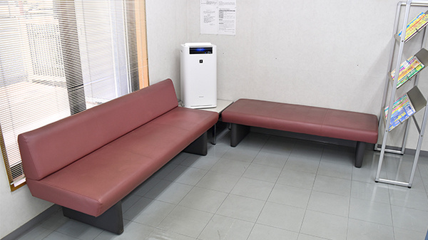 江南スマイル薬局の待合スペース