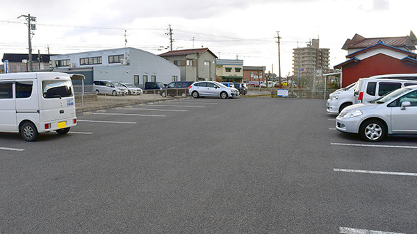 江南スマイル薬局の駐車場