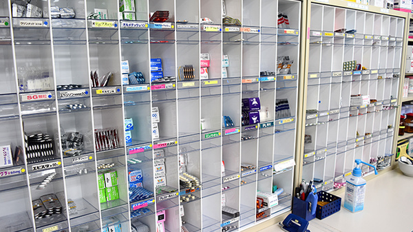 江南スマイル薬局の薬棚