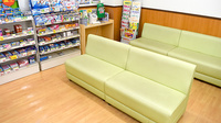 スギ薬局　浄心店の待合スペース