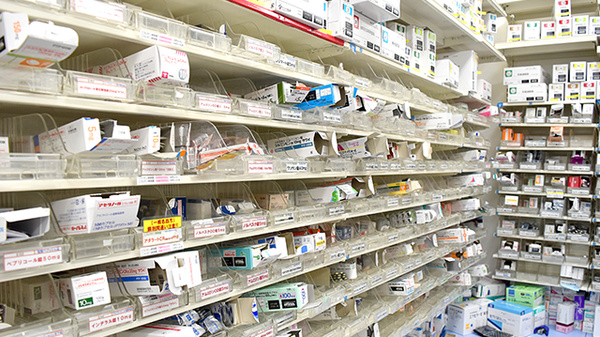 スギ薬局　浄心店の薬棚