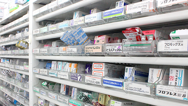 プラチナ薬局花畑公園前店の薬棚