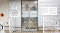 プラチナ薬局京成バラ園前店の入口
