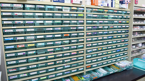 コメノ薬局の薬棚