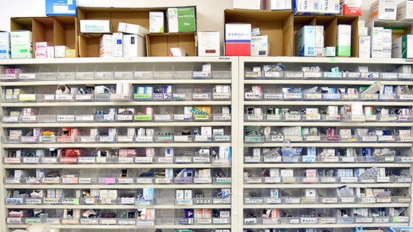 あんだち薬局の薬棚