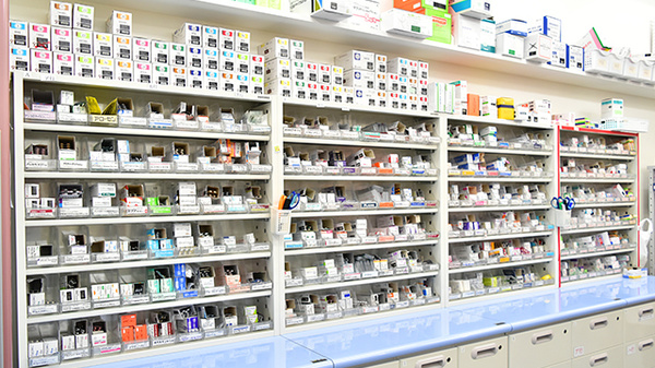 あけぼの薬局　加古川駅前店の薬棚