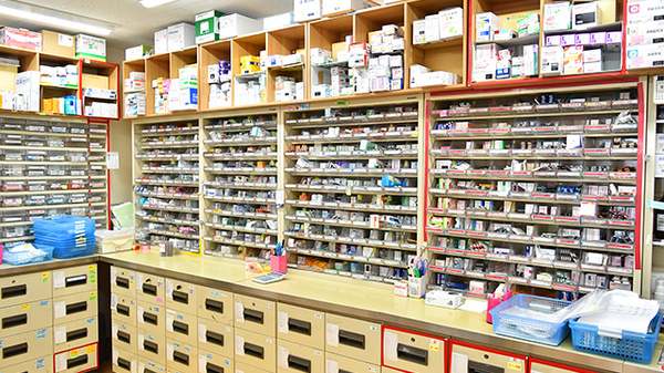 ak薬局立花店の薬棚