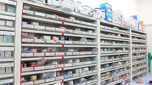 プラチナ薬局ならしのSC前店の薬棚