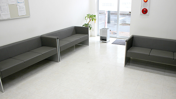 プラチナ薬局京成大久保店の待合スペース