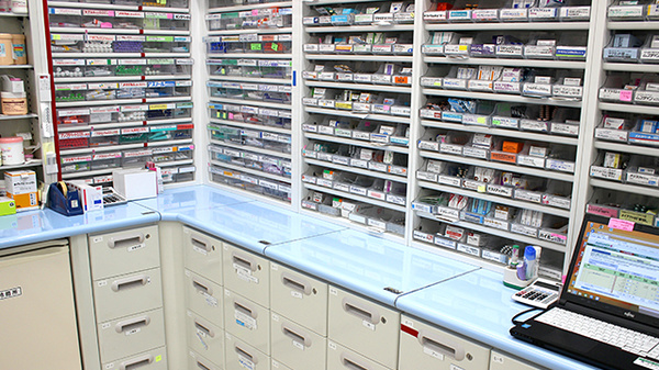 プラチナ薬局京成大久保店の薬棚
