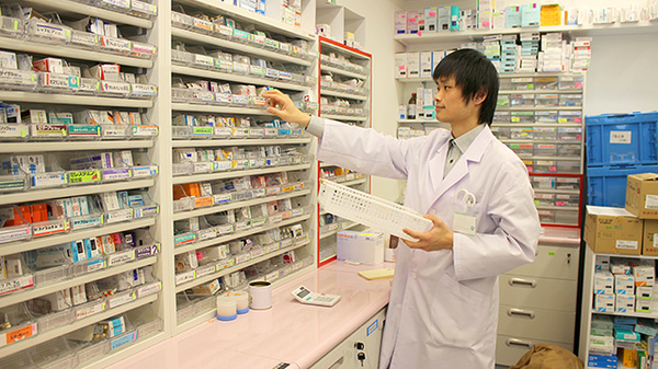 ak薬局　相模大野店の作業風景