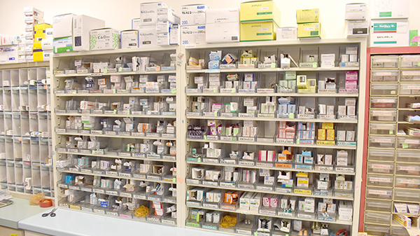 小川西町調剤薬局の薬棚