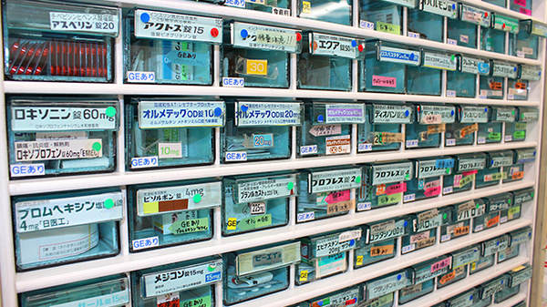 あんず薬局立川店の薬棚