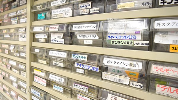 ミツワ西友薬局の薬棚