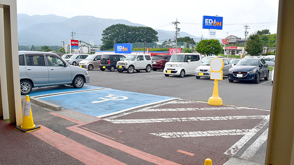 ミツワ西友薬局の駐車場