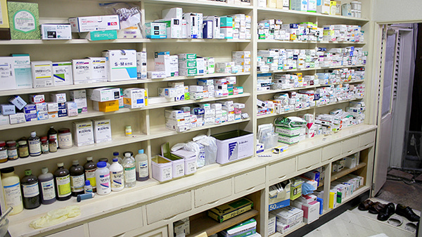 大正堂薬局の薬棚