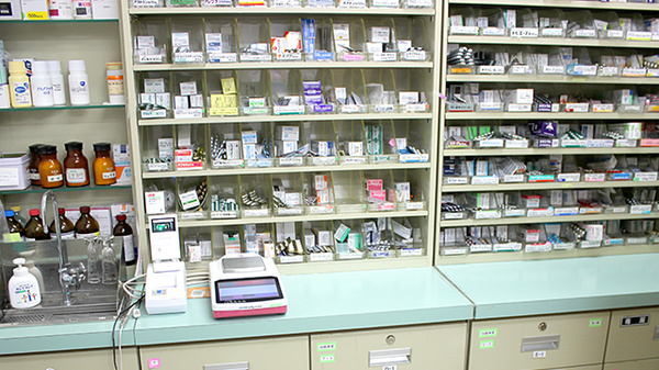 ら・ふらんす調剤薬局　成沢店の薬棚