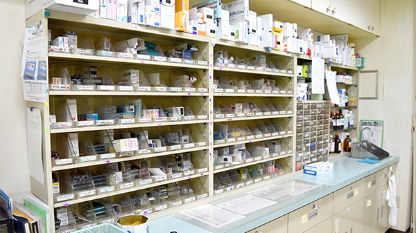 金岡ハーティ薬局の薬棚
