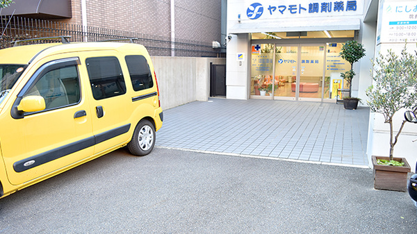 ヤマモト調剤薬局の駐車場