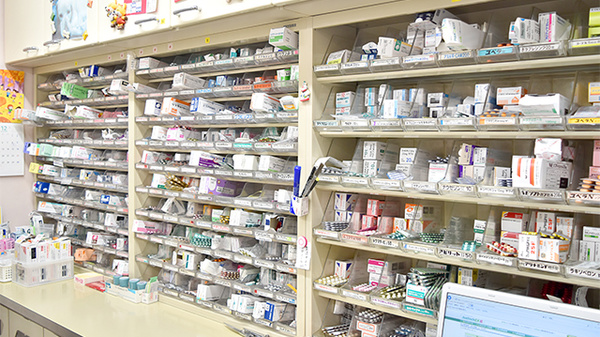 ヤマモト調剤薬局の薬棚