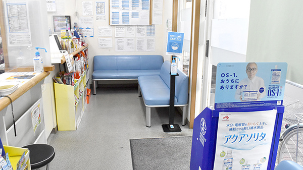 鈴木薬局　所沢店の待合スペース