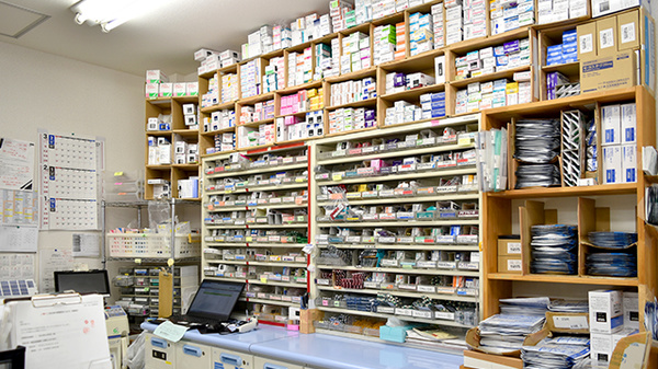 鈴木薬局　七里店の薬棚