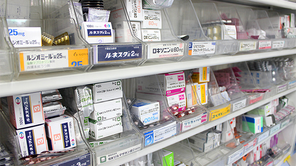 鈴木薬局　東大宮駅前店の薬棚