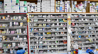 鈴木薬局　新富町店の薬棚