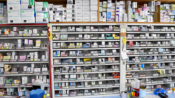 鈴木薬局　新富町店の薬棚