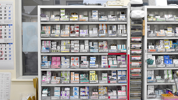 鈴木薬局　吉野町店の薬棚