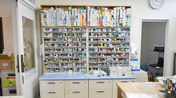 鈴木薬局　東岩槻店の薬棚