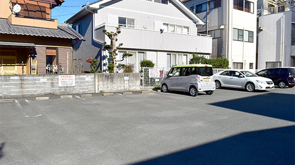ひかる薬局の駐車場