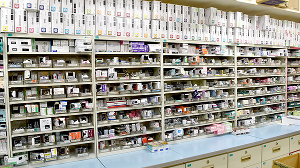南山堂薬局さいたま新都心東口店（旧たから薬局）の薬棚