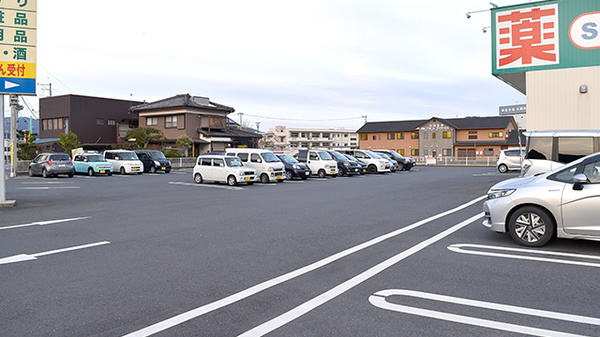 ドラッグセイムス　西予野村薬局の駐車場
