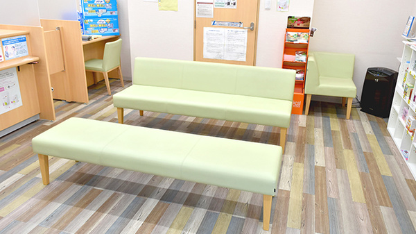 三和調剤薬局　うきた店の待合スペース