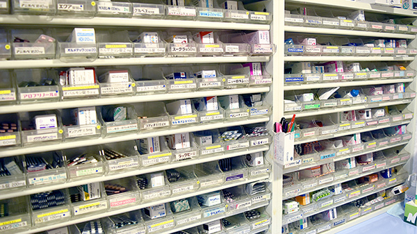 みだ調剤薬局の薬棚