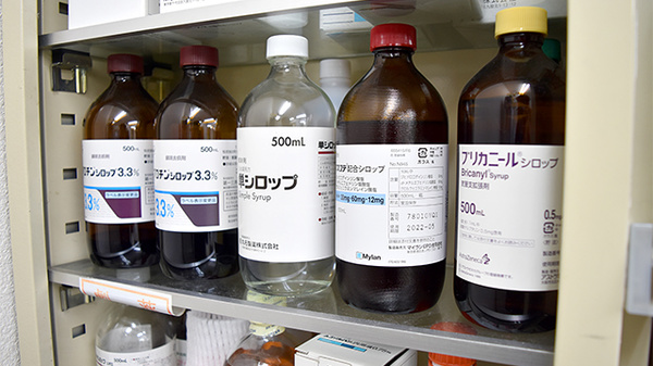 民主薬局の薬棚