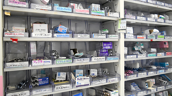 ハート薬局の薬棚